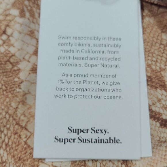 NWT Vitamin A Remy Rashguard Top - Picture 10 of 10